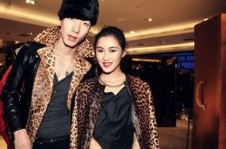 张亮寇静是怎么认识的？张亮老婆是做什么的