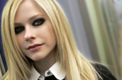 艾薇儿卸掉眼线太仙了 淡妆现身美到上热搜