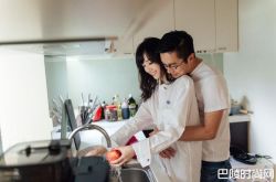 小汤唯蔡宜静居家婚纱曝光 老公背后环抱甜炸