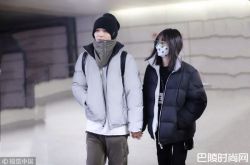 郑爽和男友现身机场 全程十指紧扣秀恩爱