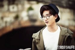 于小彤的现任女友是谁？乘地铁动作亲密泄爱意