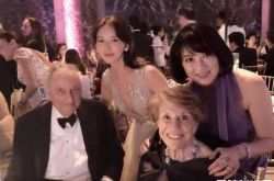 林志玲弯腰合照 深V半球掉出来好大