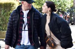 查宁塔图公开放闪Jessie J 大街牵起女方手秀恩爱