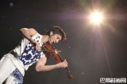 王力宏告白李靓蕾 演唱会突唱生日歌