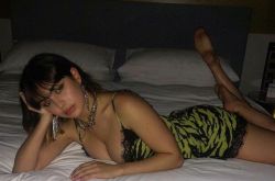 女星Charli XCX穿透视内衣秀身材