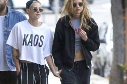 暮光女克里斯汀爆复合辣模女友 洛杉矶街头约会曝光