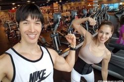锦荣和Akemi健身秀恩爱 经纪人看到她很幸福