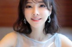 冯提莫穿肤色透视装辣翻 一转身浑圆胸型被看光