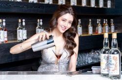 赖琳恩大尺度中空露半球调酒 羞认小酌调情老公