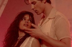 肖恩·蒙德兹深夜激吻卡米拉 泳池调情画面曝光