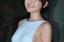 热依扎胸多大大尺度 真空上阵频现凸点