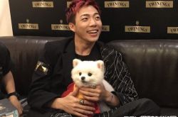 ØZI同居辣模？经纪人揭真实身份