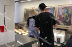 杨幂离婚8个月爆新恋情？爆勾小2岁男星逛街