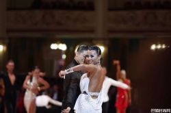 张爱马笛和贾昊悦是情侣吗？舞台亲吻传佳话