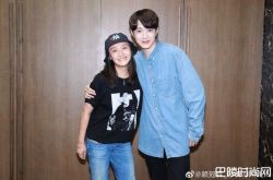 赖冠霖女友是谁？曝深夜紧勾长发口罩女