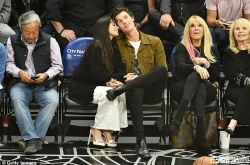 肖恩·蒙德兹和女友卡米拉秀恩爱 NBA球赛场边公开唯美接吻