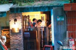 张钧甯新男友曝光 约会鲜肉男贴心护爱走后门