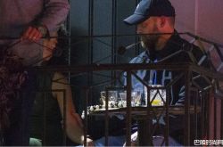 贾老板女友是谁？与合作女星甜蜜互视偷牵手