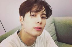 王嘉尔对女友要求高 皮肤黝黑活泼可爱一个都不能少