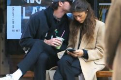 赞达亚·科尔曼男友是谁？和最好的朋友亲昵