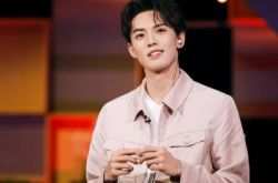 周峻纬几岁结的婚老婆是谁   英年早婚是什么意思