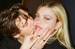 交往9个月秘密订婚 布鲁克林女友是谁