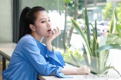 呆宝静离婚顽童小春10个月 推新专辑变许太太