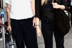 绯红女巫被爆已秘密结婚 音乐人男友是谁怎么认识的