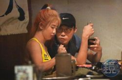 郭书瑶深夜紧身低胸调情肉贴眼镜男 新欢男友牵手带回家