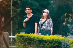 谢忻新欢男友曝光 公园私会奥迪熟男经纪公司回应了