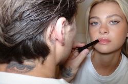 布鲁克林高调晒恩爱 未婚妻眼睛直接刺上脖子