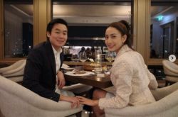 清纯女星狠甩14年初恋男友 无缝接轨富商新男友