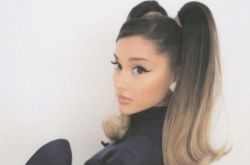 爱莉安娜晒五克拉钻戒 交往男友不到一年订终身