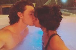 卡妹萌德圣诞秀泡澡照 又高又甜又有趣的男友