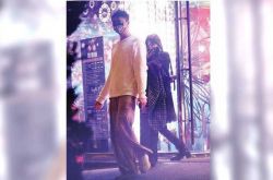 歌手信分手后半夜亲密约会17年旧爱 伸手抚摸互动全被拍