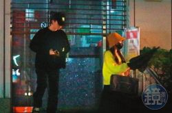 邱锋泽女友是谁？爆同居采子半夜遛狗被拍