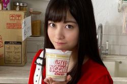 桥本环奈爆热恋 常跟57岁社长约喝酒亲热