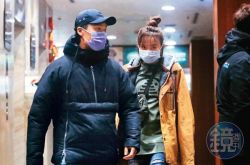 爱纱深夜约会黑帽男 离婚后找第二个