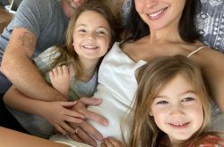 盖尔加朵怀第三胎 全家抚孕肚曝喜讯