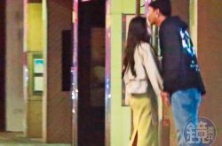 SpeXial成员明杰撩小林依晨 当街亲昵搂抱约会全被拍