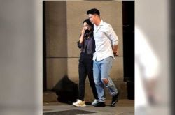 彭佳慧稳交小16岁精壮男友3年 十指紧扣又抱抱