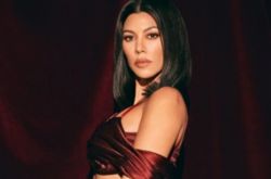 考特尼·卡戴珊爆新恋情 高调晒恩爱秀男友