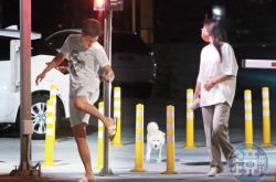 周兴哲暗夜肉缠赵岱新 差6岁姐弟恋起死回生