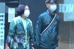 汪明荃同老公情侣装游中环 罗家英体贴全程牵手