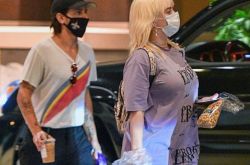 Billie Eilish与29岁男友迪士尼乐园约会 乐坛超级新人上演甜蜜喂食秀