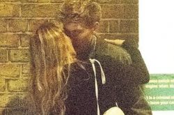 莉莉-罗丝·德普热吻新男友 对象是凡妮莎哈金斯前男友