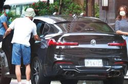 尹馨张承中低调复合 驾BMW甜蜜约会七夕