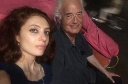 Led Zeppelin成员差45岁爷孙恋稳交7年 女友比女儿小18岁