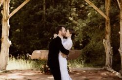 莉莉柯林斯结婚了 拥吻大6岁老公山林婚纱照曝光