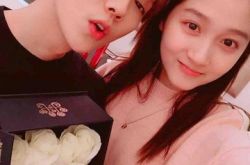 鹿晗连5年抢第一传情 整点祝福关晓彤生日